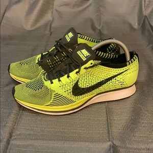 Nike volt/black flyknit racer size 8 us 8/10 cond